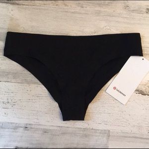 NWT Lululemon Explore the Shore Bottom Black 6